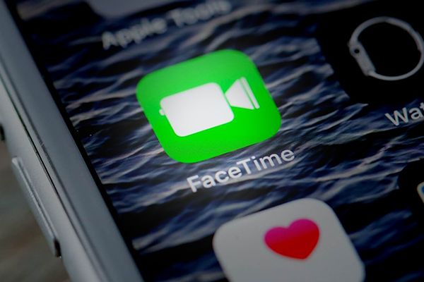 iPhone Glitch Lets People Listen to Others FaceTime Calls