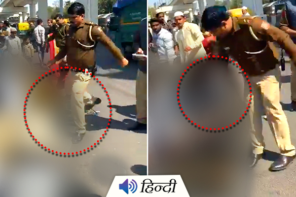Delhi Cop Kicks Muslim Man Offering Namaz on Road